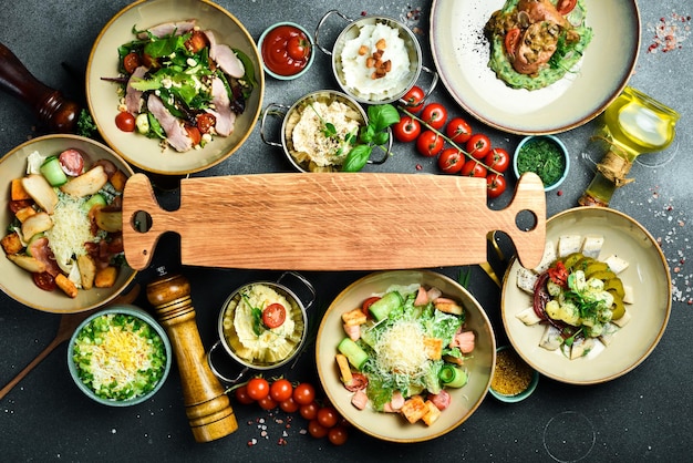 Zestaw talerzy z potrawami